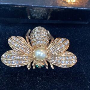 Vtg JOAN RIVERS In Memory Bee Brooch Swarovski Pearl Pin Crystal Pave Signed Box